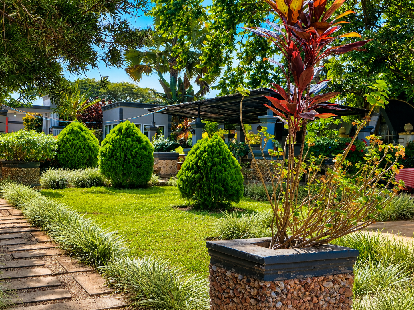 Lado Hotel gardens